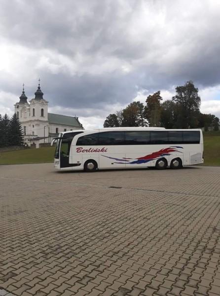 Biały autokar pod kościołem